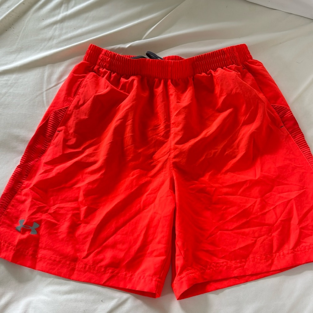 Men’s L under armor shorts w mesh lining